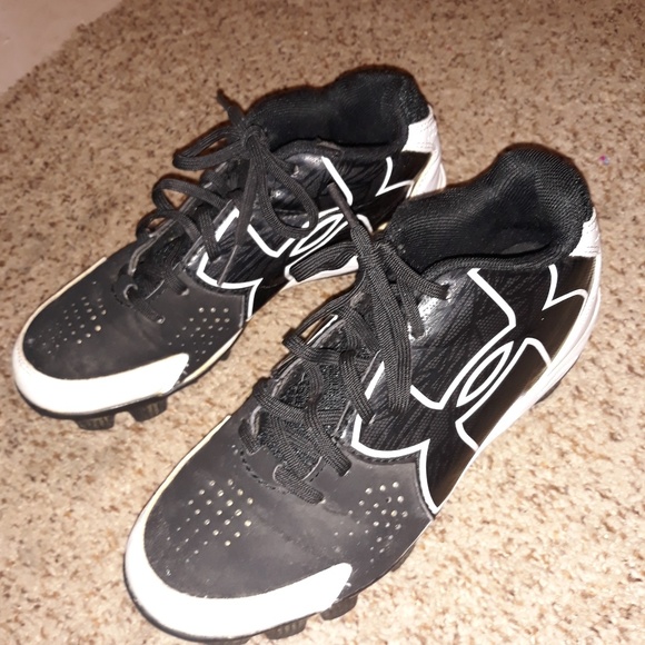 Boy's  Under Armour Cleats - Picture 2 of 4